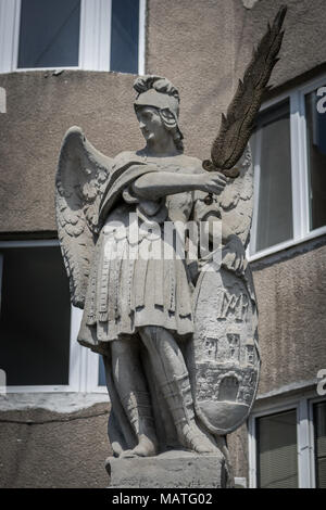 Statue von St. Michael am Tor des Michael in Bratislava. Stockfoto