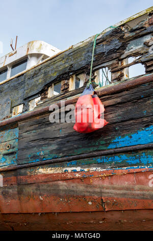 Eine alte shabby chic Industriebrachen und verrotten Fischerboot oder Trawler im Hafen in newlyn in West Cornwall. stillgelegten und vergessenen Schiffbruch Schiff. Stockfoto