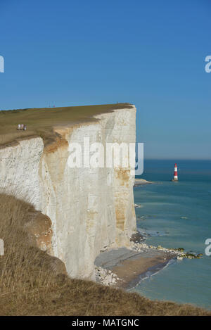 Beachy Head Lighthouse aus South Downs Way gesehen auf die Seven Sisters Cliffs, East Sussex, England, Großbritannien Stockfoto