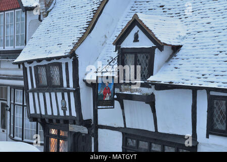 Schaufeln, einem historischen Fachwerkhaus Ferienhaus auf alle Heiligen Straße, Altstadt von Hastings, East Sussex, England, Großbritannien Stockfoto