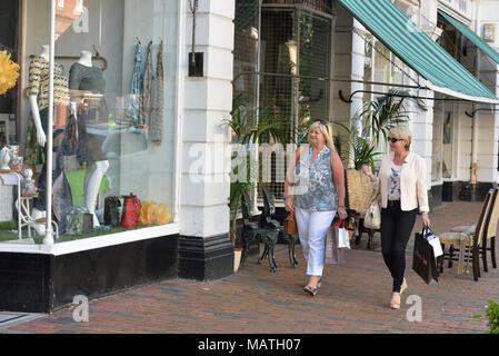 Zwei Frauen shopping, Eastbourne, East Sussex, England, Großbritannien Stockfoto