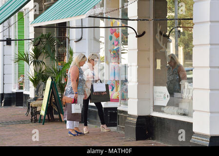 Zwei Frauen shopping, Eastbourne, East Sussex, England, Großbritannien Stockfoto