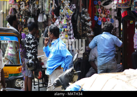 Bangalore, Indien - 20. Oktober 2016: Ein unbekannter alter Mann rauchen beedi (Alternative zur Zigarette rauchen) im öffentlichen Raum in Shivajinagar Markt. Stockfoto