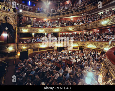 Das Innere Des Grand Theatre mit einem Publikum, Blackpool, Lancashire, England, Großbritannien Stockfoto