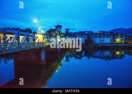 Übersicht und Fluss Deva in der Nacht. Bustio, Asturien, Spanien. Stockfoto