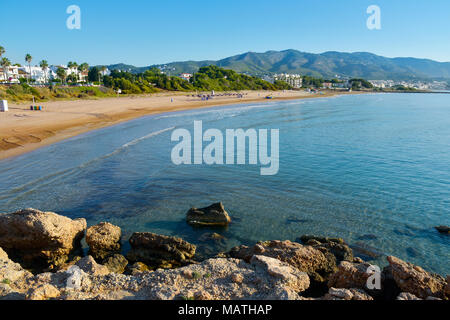 Blick auf den Strand Playa Romana in Alcossebre, an der Costa del Azahar, Spanien Stockfoto