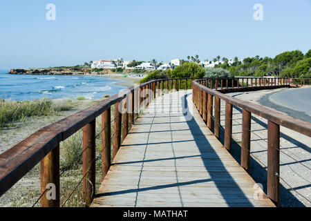 Ein Blick auf die Promenade, die zum Strand Playa Romana in Alcossebre, an der Costa del Azahar, Spanien Stockfoto