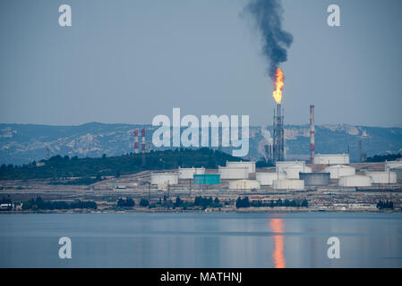Öl-Raffinerie Schornstein Flamme Stockfoto, Bild: 133643689 - Alamy
