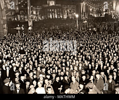 Trafalgar Square gefüllt mit Massen für die 1935 silbernes Jubiläum feiern Stockfoto