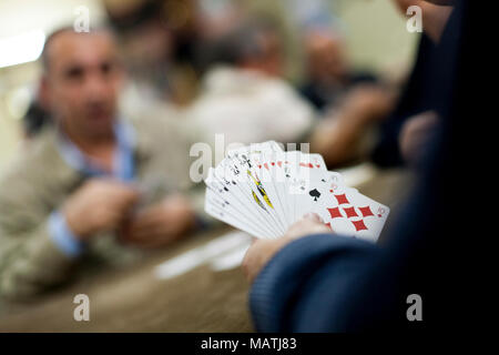 ISTANBUL, Türkei - 7 November 2009: Nahaufnahme einer Hand der Karten bei allen männlichen Spiel in ein Cafe im Stadtteil Fatih Istanbul statt. Stockfoto