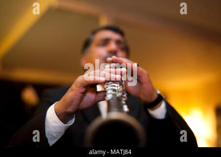 Istanbul, Türkei - 6 November 2009: Close-up der Klarinettist sein Instrument spielen in einer Bar in Istanbul Stockfoto