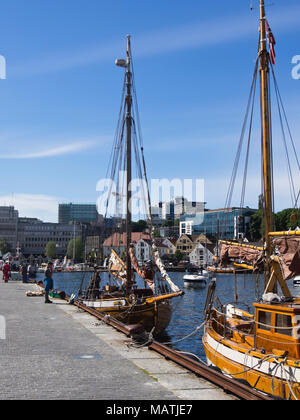 Vågen, den Hafen im Zentrum von Stavanger Norwegen an einem sonnigen Sommertag, alte Segel Schiffe neben Stockfoto