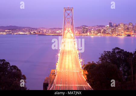 San Francisco-Oakland Bay Bridge und die Skyline der Stadt, San Francisco, Kalifornien, USA Stockfoto