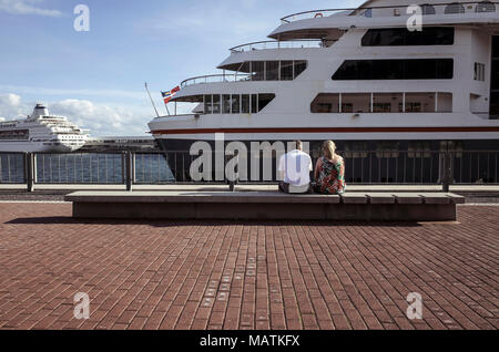 Funchal, Portugal - Dezember 9, 2017. Ein paar ist entspannend und Beobachten ein Kreuzfahrtschiff, das in den Hafen von Funchal. Stockfoto