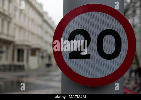 Die roten, weißen und schwarzen runden die Straßenverkehrssicherheit Zeichen max. Geschwindigkeit 20 km/h Stockfoto