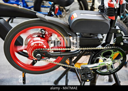 Elektro Fahrrad auf dem Prüfstand im Store. Stockfoto