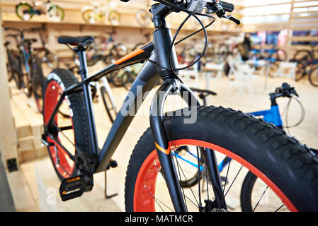 Fahrrad mit fetten Reifen im Sportgeschäft Stockfoto