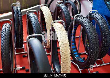 Fat Fahrradreifen ein Sortiment im Store. Stockfoto