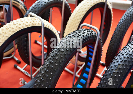 Fat Fahrradreifen ein Sortiment im Store. Stockfoto