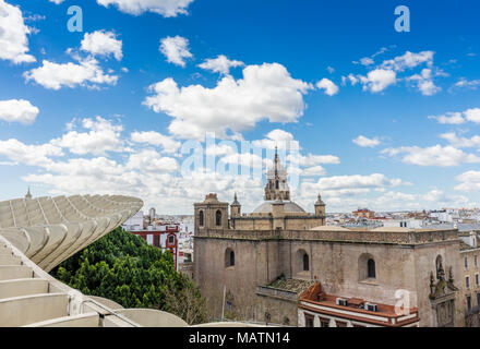 Die Iglesia de La Anunciación (Verkündigung Kirche) aus dem Metropol Parasol gesehen, beeindruckend blauen Himmel, Sevilla, Andalusien, Spanien Stockfoto