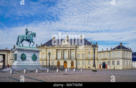 Schloss Amalienborg Schlossplatz (Amalienborg Slotsplads) mit dem Reiterstandbild König Friedrich V und der Christian VII. Schloss, auch als Moltke bekannt Stockfoto