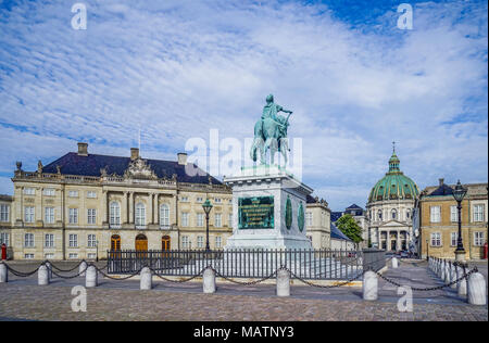 Schloss Amalienborg Schlossplatz (Amalienborg Slotsplads) mit dem Reiterstandbild König Friedrich V und der Christian VII. Schloss, auch als Moltke bekannt Stockfoto