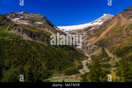 Blick auf schneebedeckte Berge in der Berninagruppe an der Grenze zwischen der Schweiz und Italien vom Bahnhof Alp Grum, in der Nähe von St. Moritz, im Sommer. Gr Stockfoto