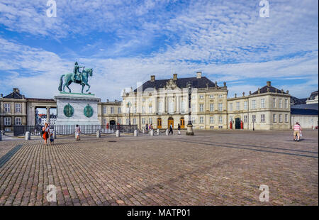 Schloss Amalienborg Schlossplatz (Amalienborg Slotsplads) mit dem Reiterstandbild König Friedrich V und der Christian VII. Schloss, auch als Moltke bekannt Stockfoto