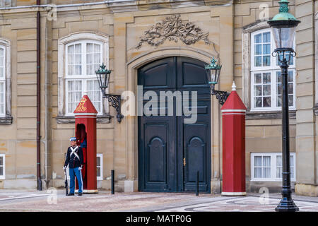 Sentry des Palastes in der Amalienborg Palast Komplex, Kopenhagen, Seeland, Dänemark Stockfoto