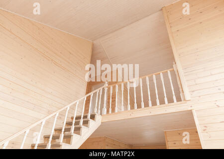 Leere Holzhaus Interieur mit Treppe hinauf in den zweiten Stock Stockfoto