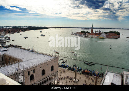 Panoramablick vom Markusplatz in Venedig, Blick über die glitzernde Lagune nach San Giorgio Maggiore mit seinem Glockenturm und der Kirche Stockfoto