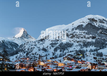 Winter sonnenaufgang Blick auf verschneite Matterhorn, blauer Himmel und Dorf Zermatt, Schweiz. Stockfoto