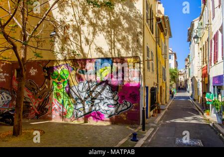 Marseille, Frankreich, 2017. April, Graffiti in einer Straße des ältesten Stadtteils von Marseille, „Le Panier“ Stockfoto