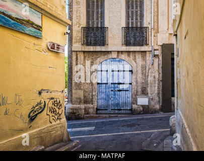 Marseille, Frankreich, April 2017, alte blaue Tür Rollläden in einem der ältesten Viertel von Marseille, "Le Panier' Stockfoto