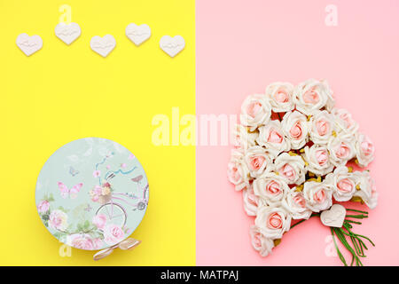 Rosa und weissen Rosen, Herzform Steine und Geschenk verpackt auf Flach Papier, glücklichen Muttertag Feier Stockfoto