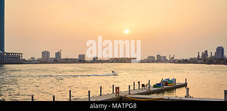 Jet ski Racing in die Bucht bei Sonnenuntergang Stockfoto