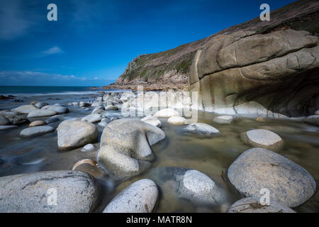 Eine schöne und atmosphärische generische Cornish Marine auf den Strand und die Bucht von porth nanven im Norden in der Nähe von Cape Cornwall, Cornwall Lands End Kinderbett Tal. Stockfoto