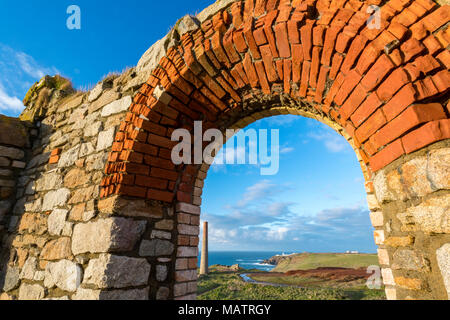 Die stillgelegten und verlassenen dereleict Motor Häuser und Schornsteine in der Levante und botallack Zinnminen in Cornwall in der Nähe landet. stillgelegte Tin Mining. Stockfoto