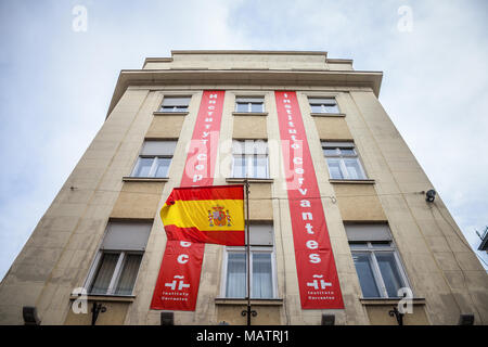 Belgrad, SERBIEN - 31. MÄRZ 2018: Logo von Cervantes Instute (Instituto Cervantes) auf ihren Belgrad Zweig mit einem spanischen Flagge. Instituto Cervantes Stockfoto