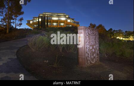 Miltons Paradise Lost Granit Buch und gewundenen Schlange Weg in der Nähe von ucsd Geisel Library, eine Arbeit von Alexis Smith für die Stuart Kunst Sammlung Stockfoto