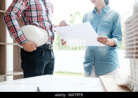 Architekt Ingenieur Design Arbeiten an Blueprint Planung Konzept. Bauweise Stockfoto