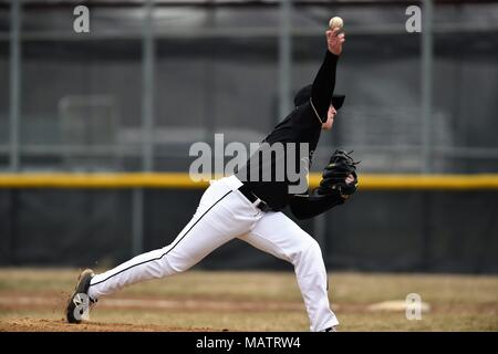 Krug eine Tonhöhe eine gegnerische hitter während einer High School Baseball Spiel. USA. Stockfoto