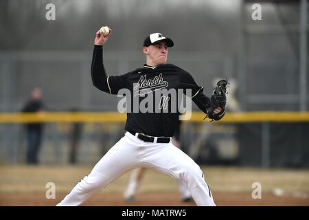 Krug eine Tonhöhe eine gegnerische hitter während einer High School Baseball Spiel. USA. Stockfoto