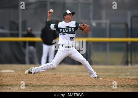 Krug eine Tonhöhe eine gegnerische hitter während einer High School Baseball Spiel. USA. Stockfoto