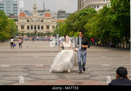 Fotograf Fotografieren einer Hochzeit paar vor Ho Chi Minh City Hall oder Saigon City Hall, Ho Chi Minh City (Saigon), Vietnam Stockfoto