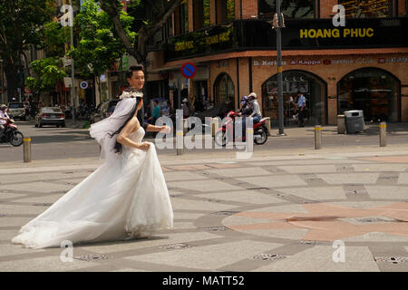 Fotograf Fotografieren einer Hochzeit paar vor Ho Chi Minh City Hall oder Saigon City Hall, Ho Chi Minh City (Saigon), Vietnam Stockfoto