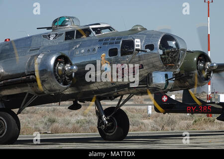 Lancaster, CA/USA - 25. März 2018: eine Boeing B-17 Flying Fortress, genannt "sentimentale Reise", bereitet für einen Flug bei der L.A. County Air Show. Stockfoto