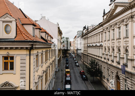 Prag, Tschechische Republik - 19 August 2017: Hohe Betrachtungswinkel und der Straße im historischen Zentrum von Prag mit malerischen alten Gebäuden. Stockfoto