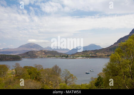 Blick auf Shieldaig Dorf am Ufer des Loch Shieldaig mit einem Hintergrund der Torridon Berge Beinn Eighe und Beinn Alligin, in Wester Ross, n Stockfoto