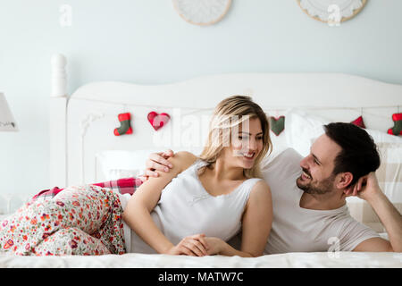 Porträt der jungen Liebenden Paar im Schlafzimmer Stockfoto